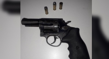 Jovem é presa suspeita de matar namorado durante “roleta russa” em Goiânia